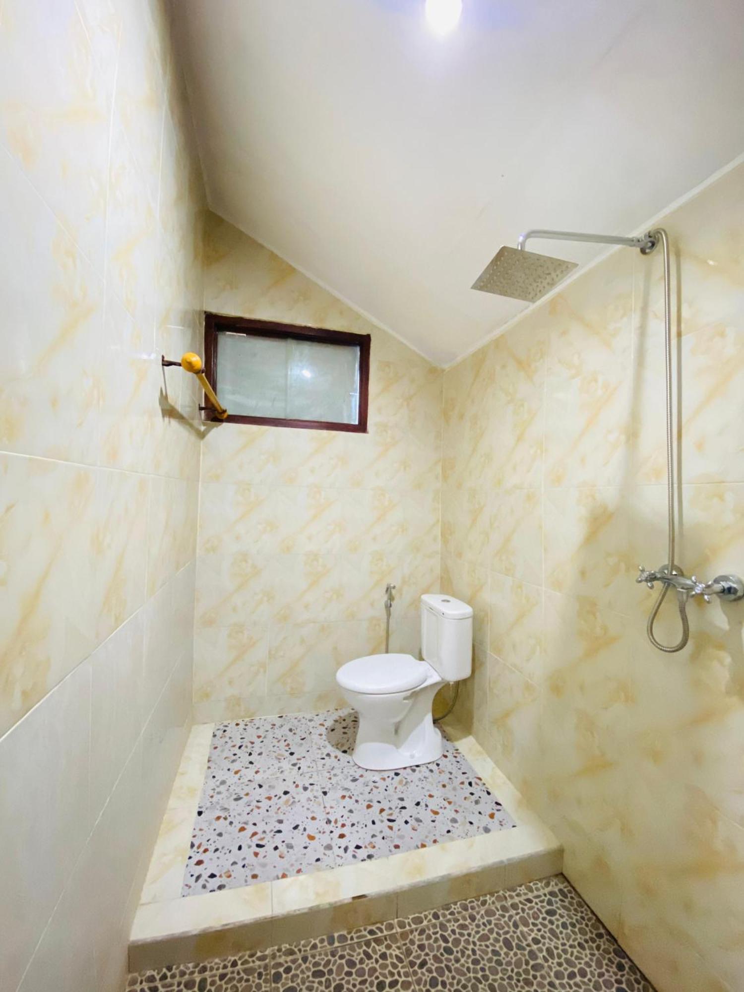 Coconut Beach Bungalows & Warung 2 아메드 외부 사진
