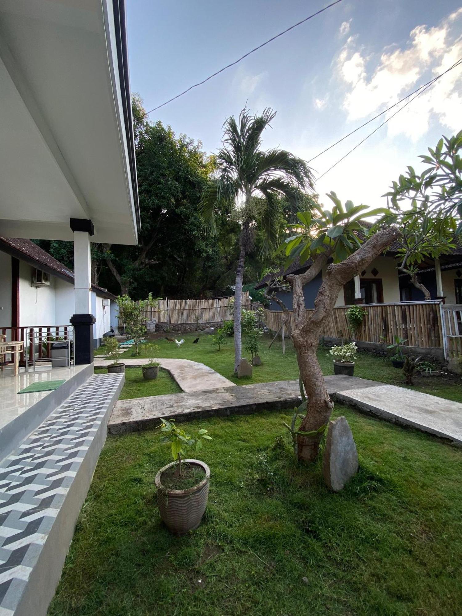 Coconut Beach Bungalows & Warung 2 아메드 외부 사진