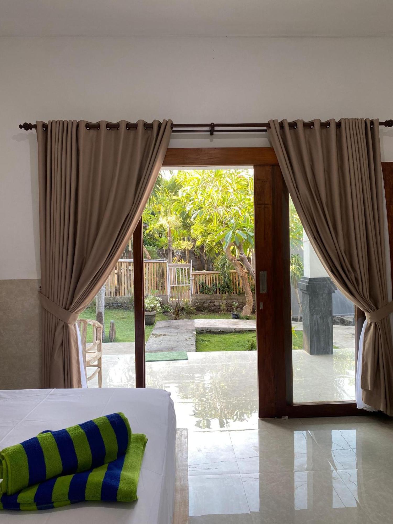 Coconut Beach Bungalows & Warung 2 아메드 외부 사진