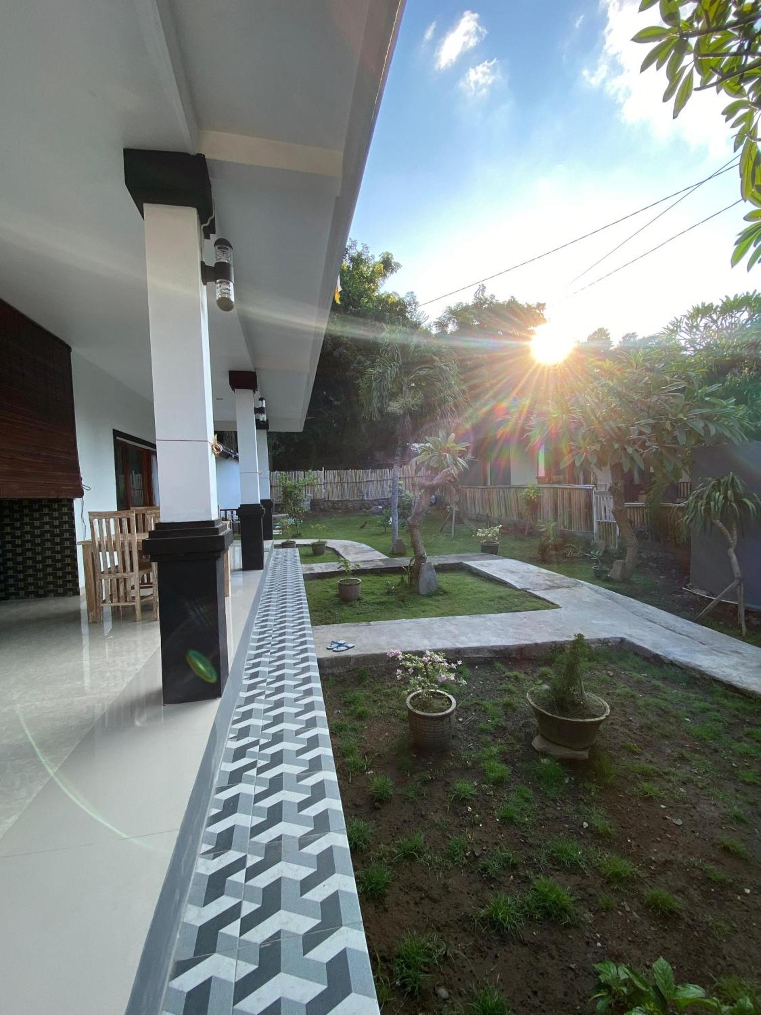 Coconut Beach Bungalows & Warung 2 아메드 외부 사진